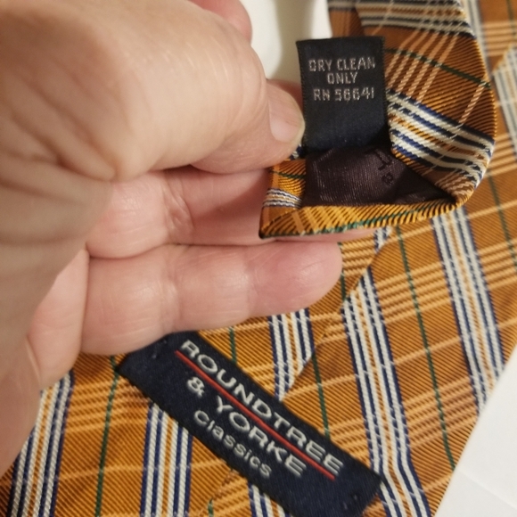 Roundtree Yorke Tie Import Silk Tipped Bar Tac Hand Sewn Weave US Diamond Design - Picture 5 of 10